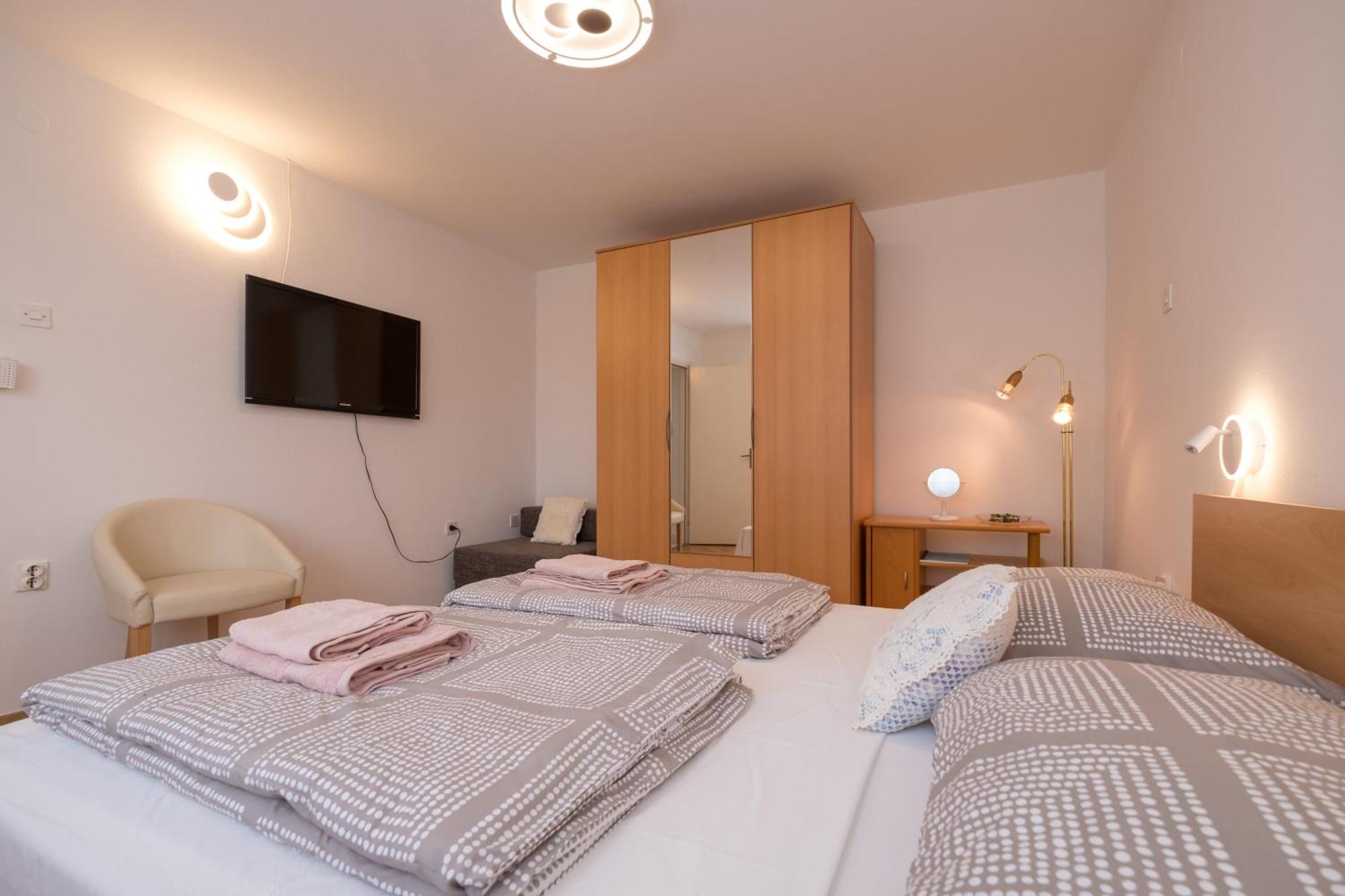 Apartments Lovorik Крк Екстер'єр фото